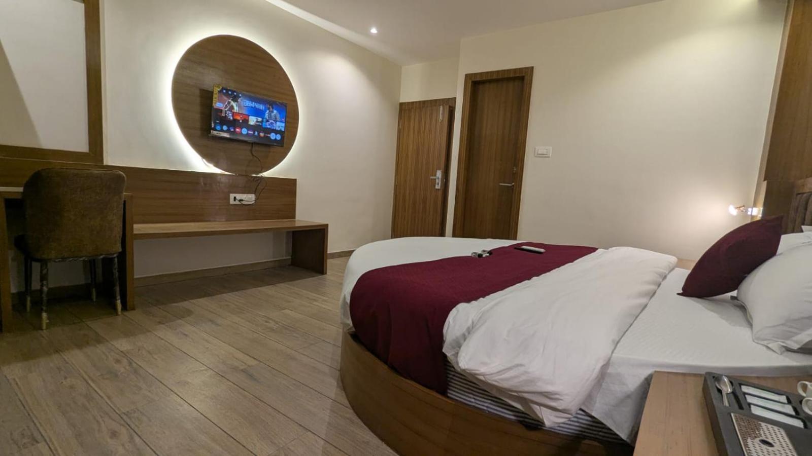 Hotel Silver Park มุมไบ ภายนอก รูปภาพ